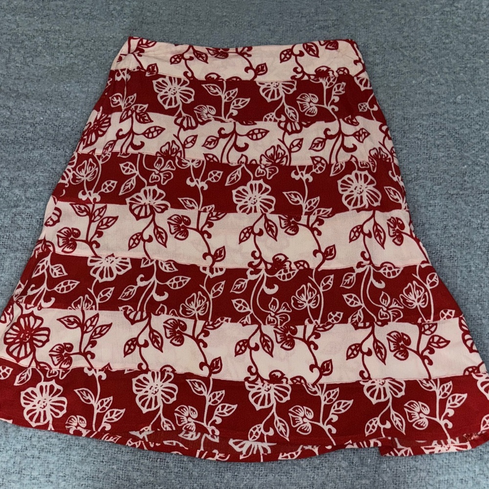 Chic Red and White Floral A-Line Skirt